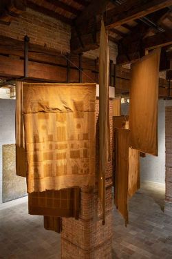Danh Vo, Christmas (Rome), 2012, 2013, Pinault Collection. Installation view, Icônes, 2023, Punta della Dogana, Venezia. Ph. Marco Cappelletti © Palazzo Grassi, Pinault Collection Danh Vo, Christmas (Rome), 2012, 2013, Pinault Collection. Installation view, Icônes, 2023, Punta della Dogana, Venezia. Ph. Marco Cappelletti © Palazzo Grassi, Pinault Collection