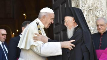 Il saluto tra papa Francesco e il Patriarca Bartholomeos