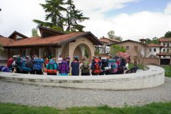 scouts reunidos en el patio de acogida