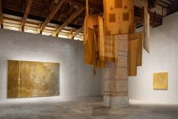 Da sinistra a destra: Rudolf Stingel, Untitled, 2010, Pinault Collection © Rudolf Stingel. Courtesy of Gagosian Gallery; Danh Vo, Christmas (Rome), 2012, 2013, Pinault Collection; Rudolf Stingel, Untitled, 2009, Pinault Collection, Courtesy of the artist. Installation view, Icônes, 2023, Punta della Dogana, Venezia. Ph. Marco Cappelletti © Palazzo Grassi, Pinault Collection Da sinistra a destra: Rudolf Stingel, Untitled, 2010, Pinault Collection © Rudolf Stingel. Courtesy of Gagosian Gallery; Danh Vo, Christmas (Rome), 2012, 2013, Pinault Collection; Rudolf Stingel, Untitled, 2009, Pinault Collection, Courtesy of the artist. Installation view, Icônes, 2023, Punta della Dogana, Venezia. Ph. Marco Cappelletti © Palazzo Grassi, Pinault Collection